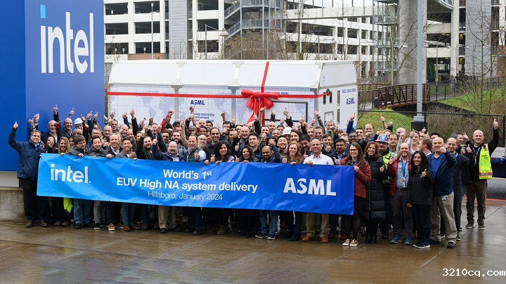 巨头英特尔近日喜获业内首台具有 0.55 数值孔径（High-NA）的 ASML 极紫外（EUV）光刻机