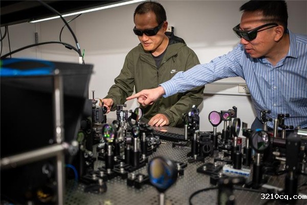 全光驱动计算机大突破：可编程芯片首次用光训练神经网络